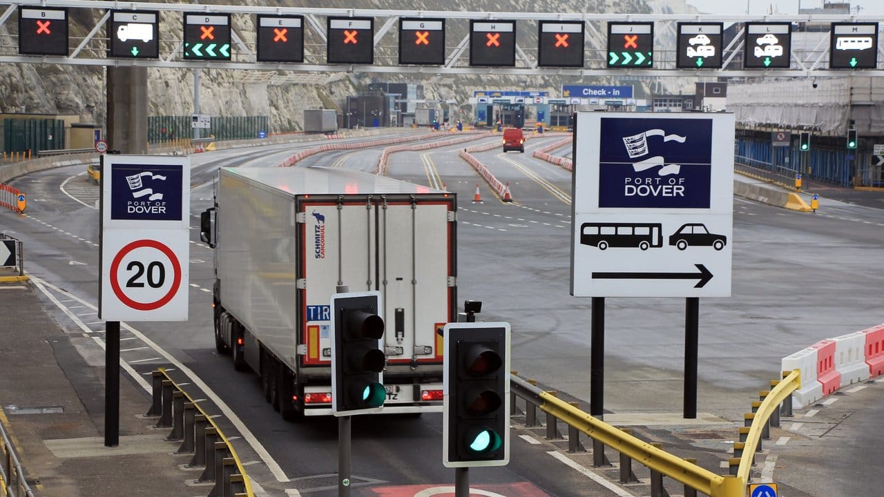 Ein Lastwagen im Hafen von Dover: Bei einem harten Brexit mit Zollkontrollen wird hier das Chaos herrschen.