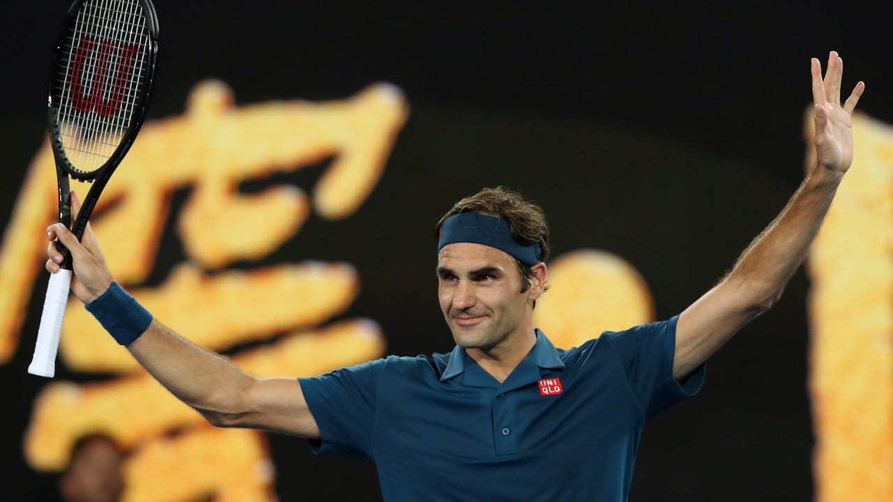 Roger Federer feiert seinen Sieg gegen Denis Istomin.