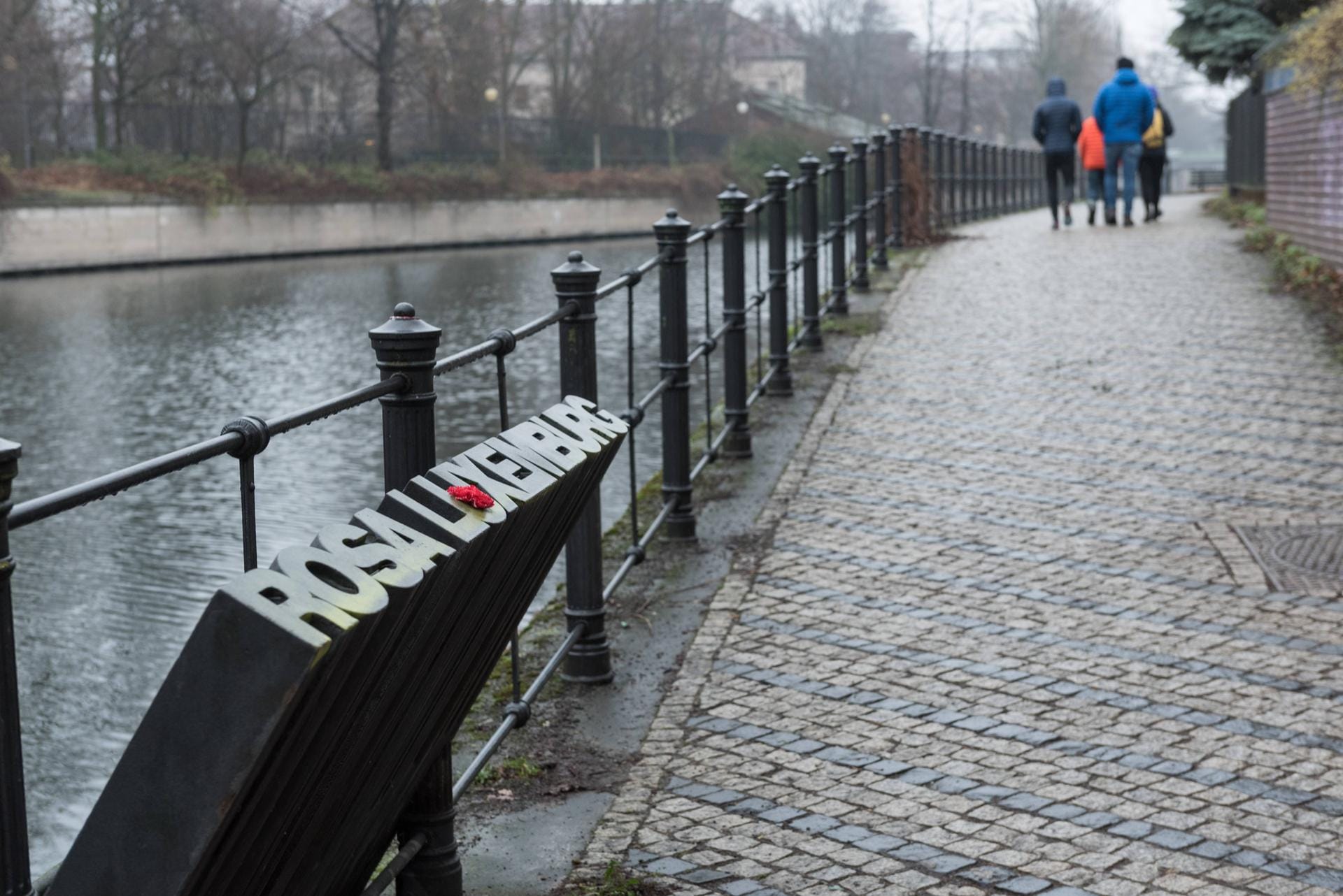 Erst vier Monate nach ihrer Ermordung wird Luxemburgs Leiche geborgen. An der Stelle im Landwehrkanal steht heute ein Denkmal.