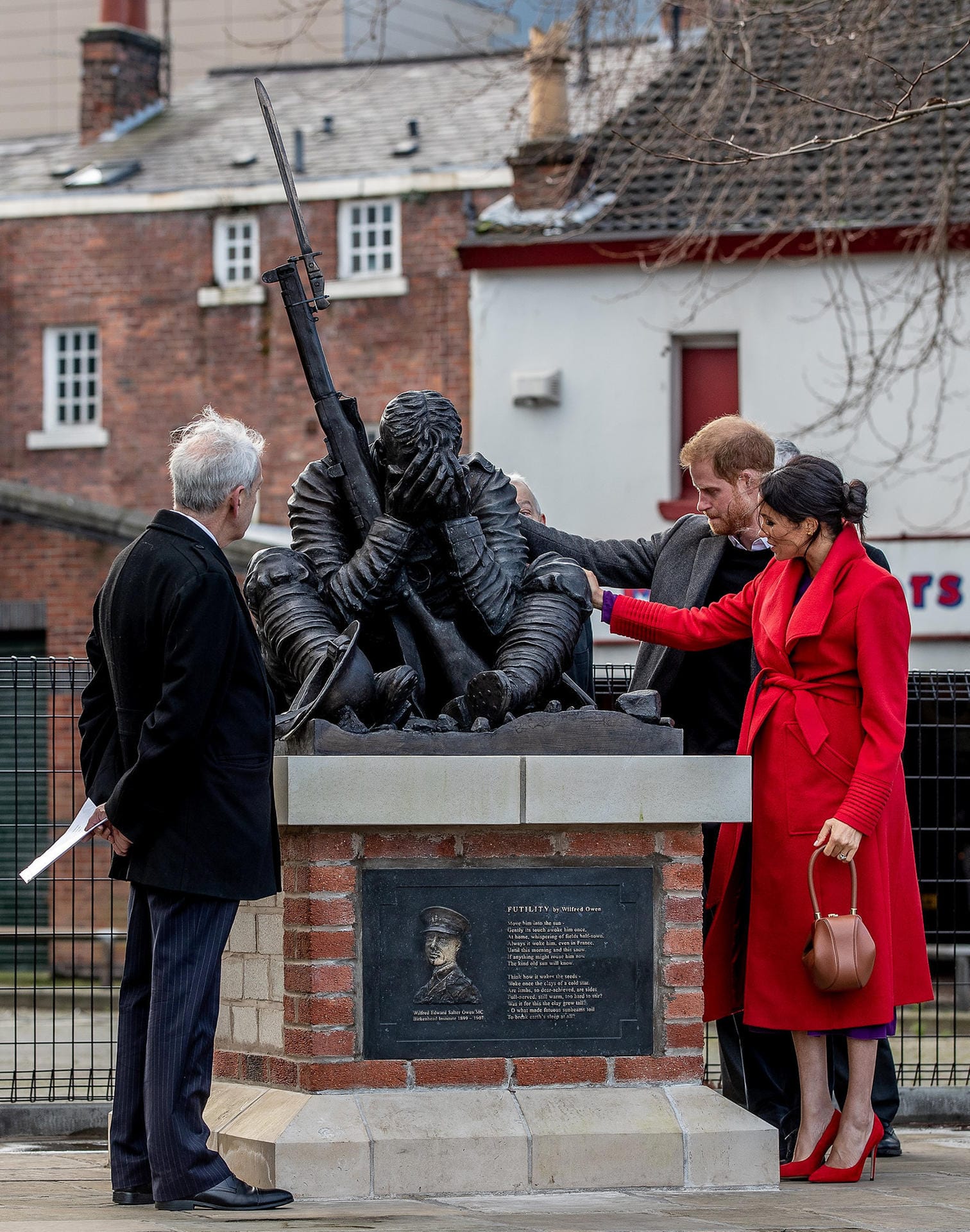 Gemeinsam schauten sie im Hamilton Square eine Skulptur an, die in Gedenken an den Kriegsdichter Wilfred Owen aufgestellt wurde.