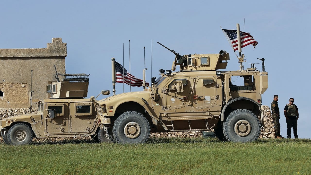 Fahrzeuge der US-Armee in der Nähe von Manbidsch: Nach der Ankündigung des US-Truppenabzugs aus Syrien warnten die Kurden vor einem Wiedererstarken der IS-Terrormiliz.