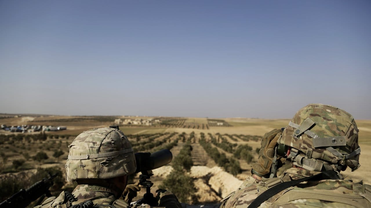 US-Soldaten schauen von ihrer Basis in Syrien zur türkischen Grenze hinüber.