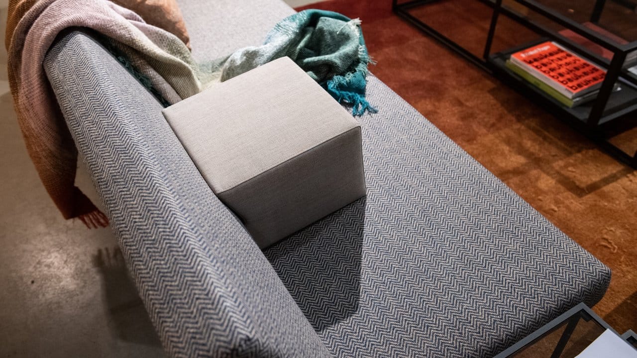 Die Armlehne auf dieser Couch von Spectrum lässt sich verschieben und so die Sitzfläche an die jeweils aktuellen Bedürfnisse anpassen.