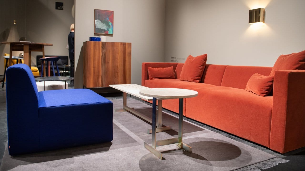 Orangerote Sofas und blaue Sessel: Farbkombination wie diese haben einige Hersteller auf der Möbelmesse IMM in Köln in Szene gesetzt, darunter hier e15.