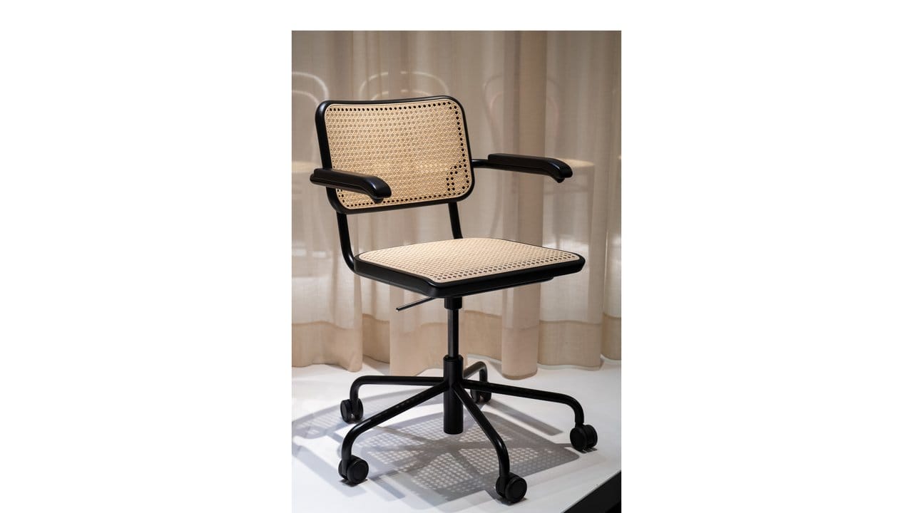 Das Wiener Geflecht ist zurück in Mode: Thonet zum Beispiel legt mit dem Stuhl S 64 Atelier einen Designklassiker von Marcel Breuer wieder auf, nun aber als rollenden Bürostuhl, den Christophe Marchand überarbeitet hat.