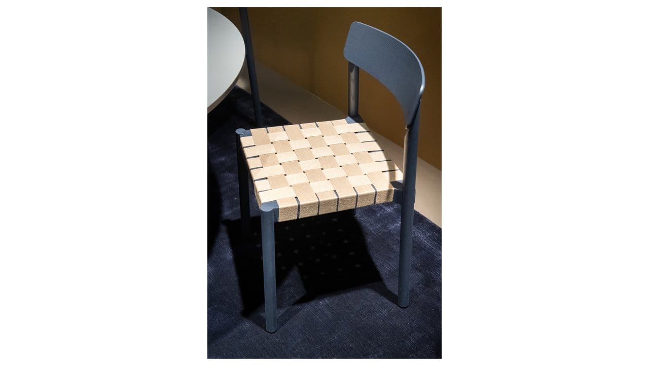 Die aus Leinen gewobene Sitzfläche des Stuhls Betty TK1 von &tradition macht das Holzmöbelstück leichter.