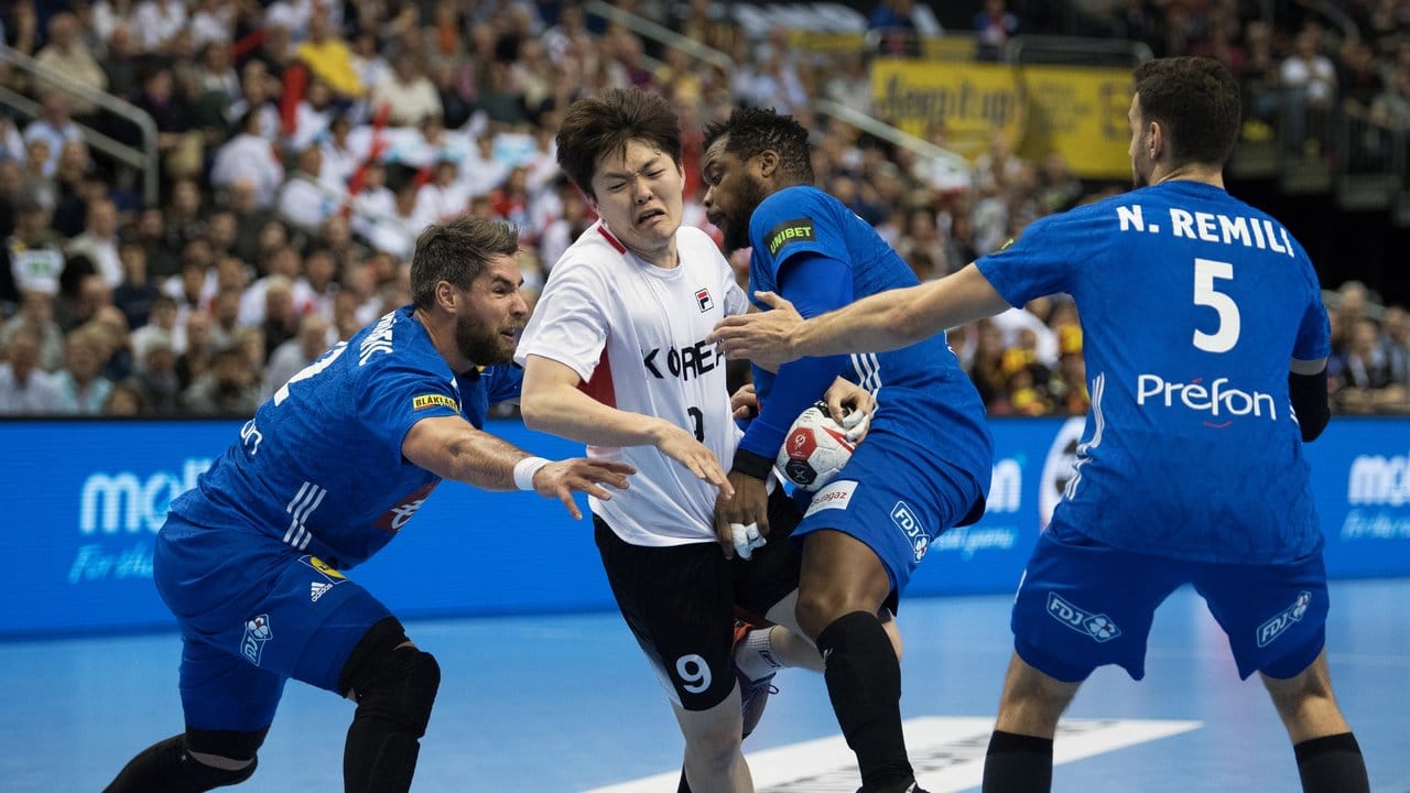Für die Koreaner (M) war gegen Frankreichs Handballer kaum ein Durchkommen.