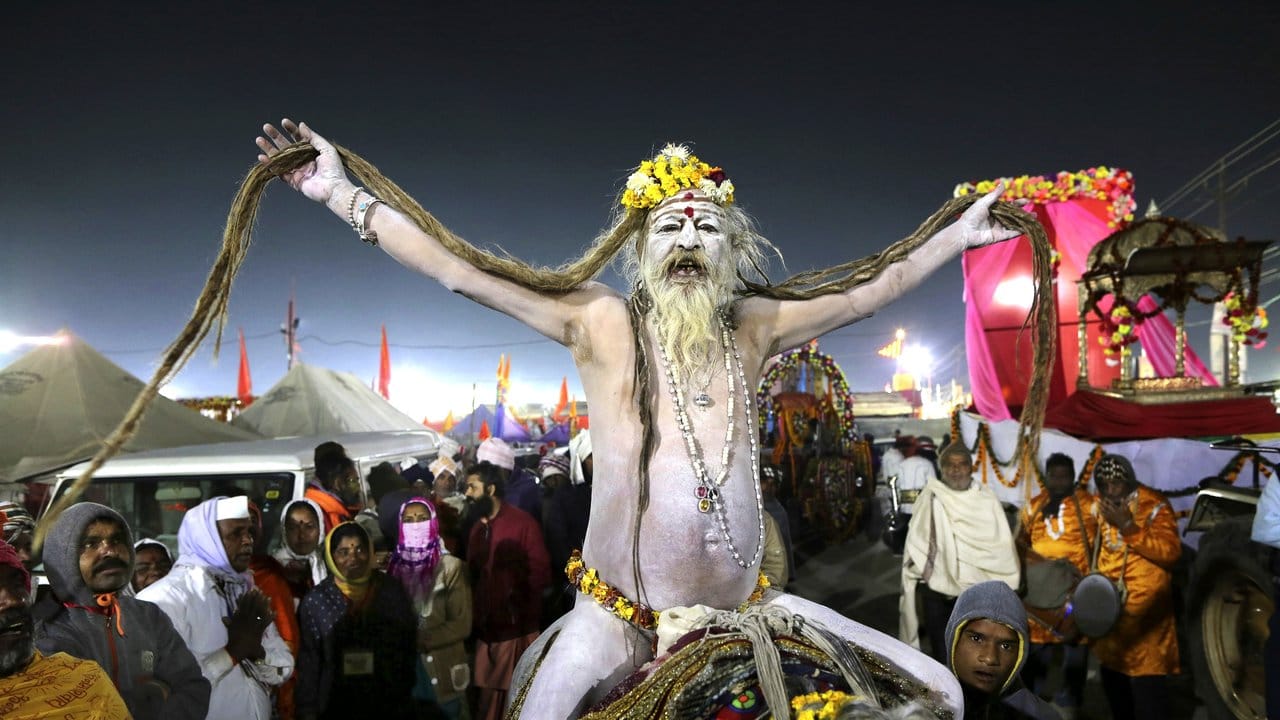 Ein hinduistischer Sadhu beim Pilgerfest "Kumbh Mela".