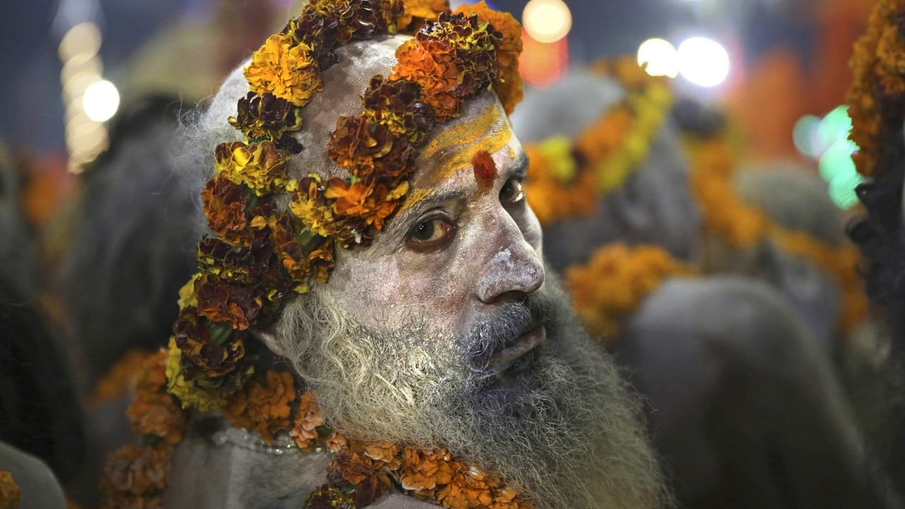 Ein hinduistischer Sadhu bereitet sich auf ein rituelles Bad während des Hindu-Festes "Kumbh Mela" vor.