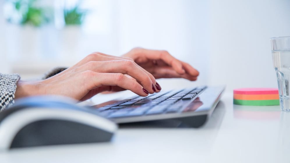 Die richtige Tastatur für den jeweiligen Anwendungszeck erleichtert nicht nur die Arbeit, sondern beucht auch gesundheitlichen Problemen vor.