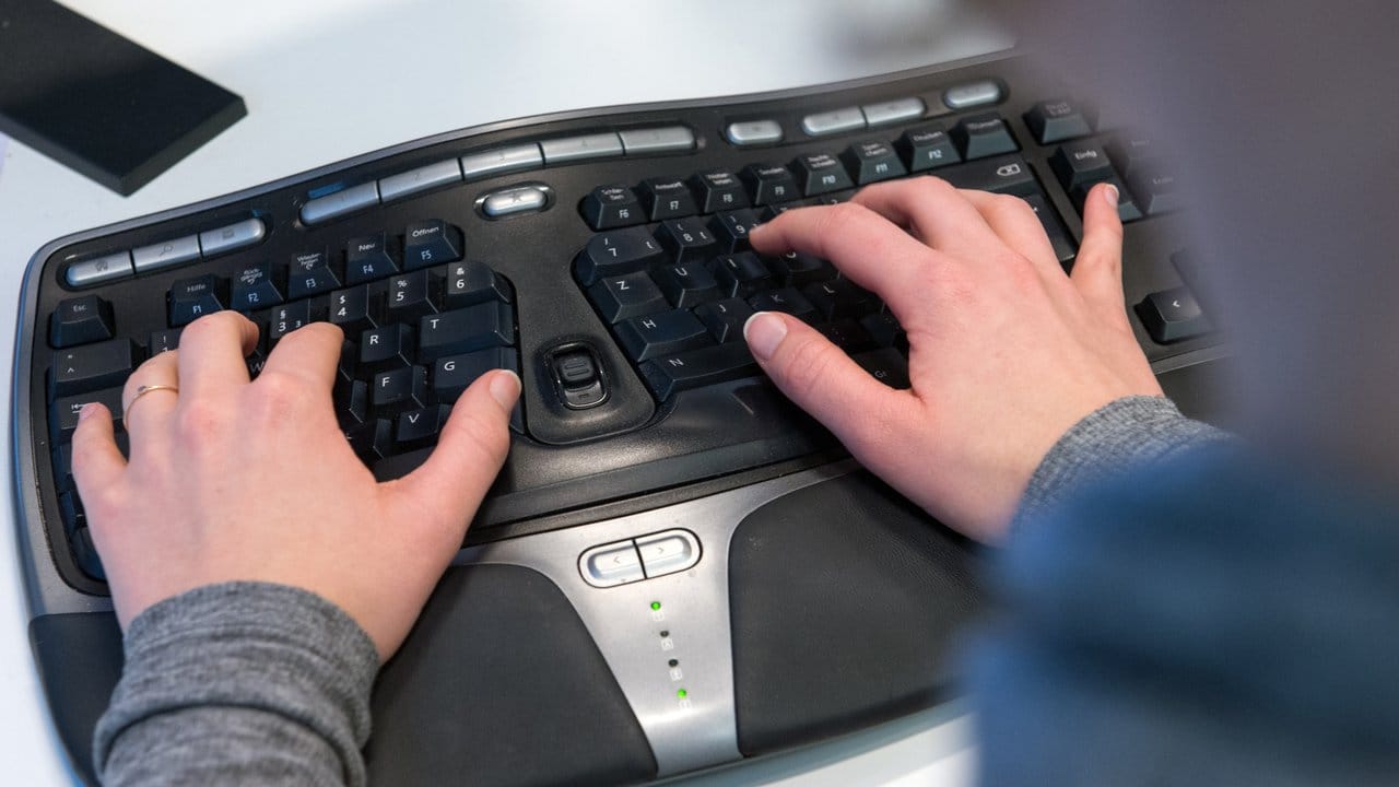 Ein Block links, ein Block rechts: So stehen die Handgelenke bei einer ergonomischen Tastatur gerade.
