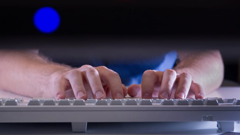 Aufgeklappte Aufsteller hinten unter der Tastatur können die Handgelenke entlasten.