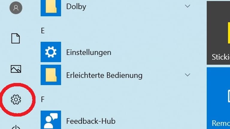 Drücken Sie die Windows-Taste oder klicken Sie auf das Windows-Symbol in der Taskleiste (für gewöhnlich links unten). Drücken Sie auf das Zahnrad-Symbol, das öffnet die Windows-Einstellungen.