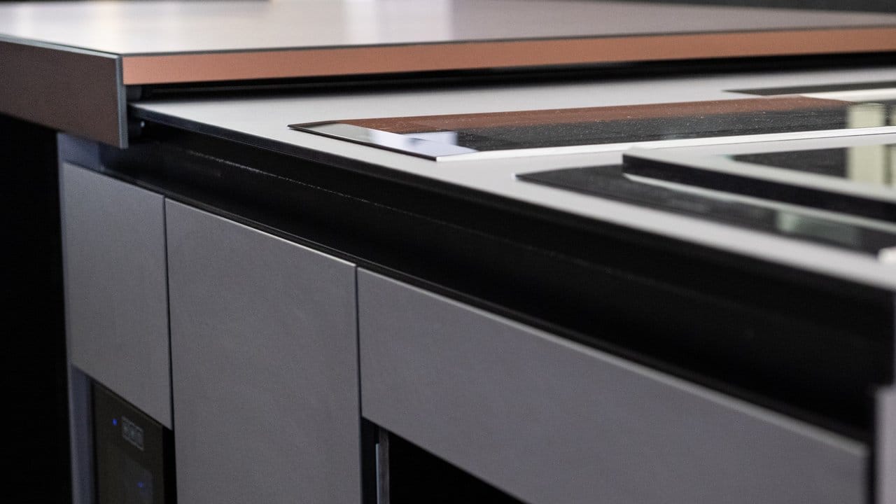 Unter einer schiebbaren Platte verschwindet bei dieser Küche von Dizzconcept bei Bedarf die Arbeitsfläche. Unter einer schiebbaren Platte verschwindet bei dieser Küche von Dizzconcept bei Bedarf die Arbeitsfläche.