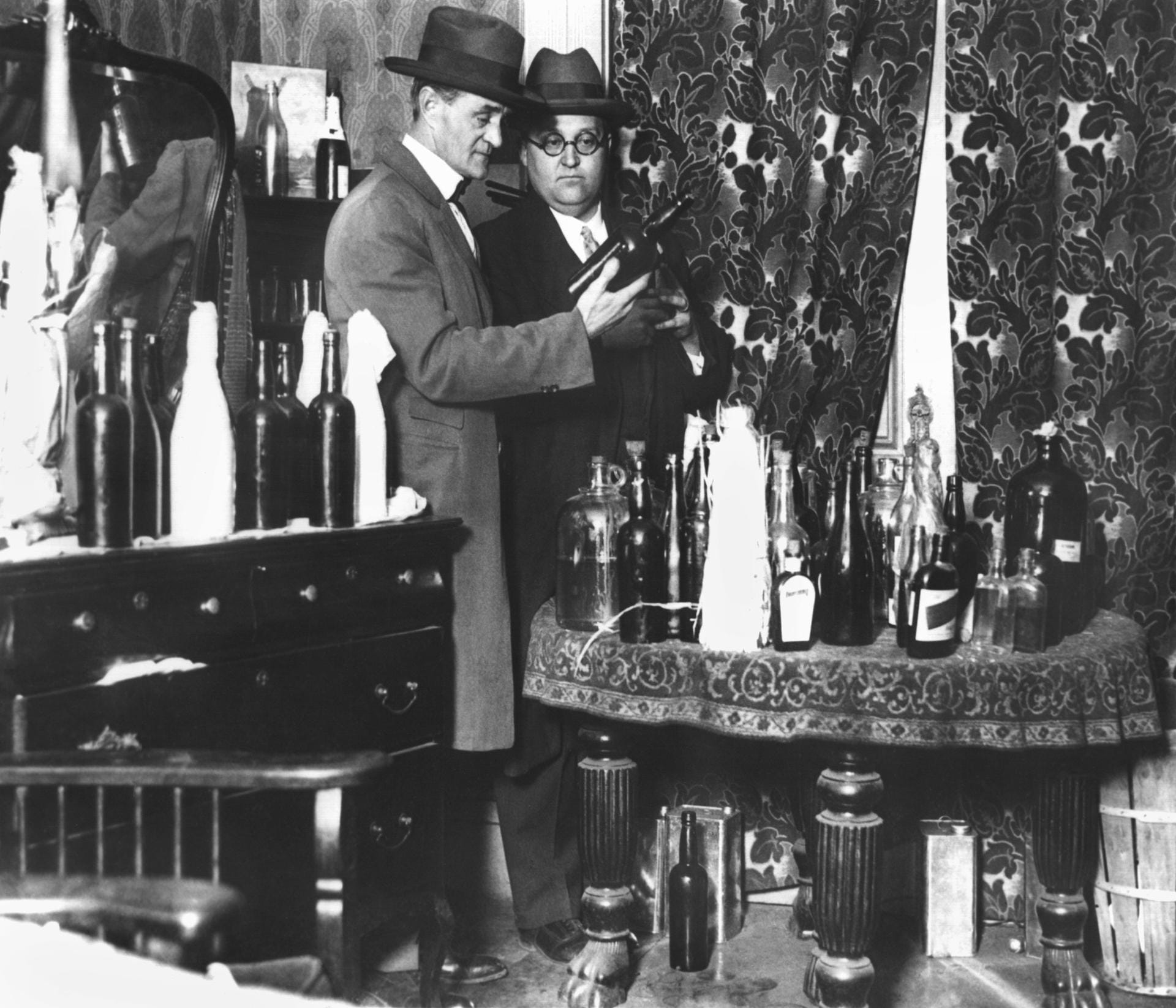 Allerdings wollten sich viele Amerikaner das Trinken nicht verbieten lassen. Illegale Kneipen, "Speakeasies", zu Deutsch "Flüsterkneipen", entstanden zuhauf. Mit Razzien, wie dieser im Jahr 1925, versuchten die Behörden, die Speakeasies aufzuspüren und stillzulegen. Meist vergeblich. Statt den Konsum von Alkohol einzudämmen, hatte die Prohibition den gegenteiligen Effekt.