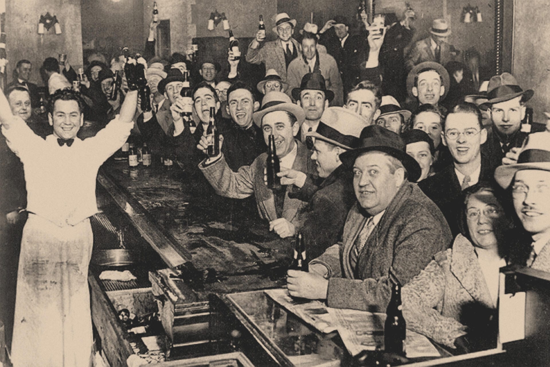 Am 5. Dezember 1933 hob der 21. Zusatz zur Verfassung die Prohibition auf, die Gäste dieser Kneipe in Chicago feierten das Ereignis ausgelassen.