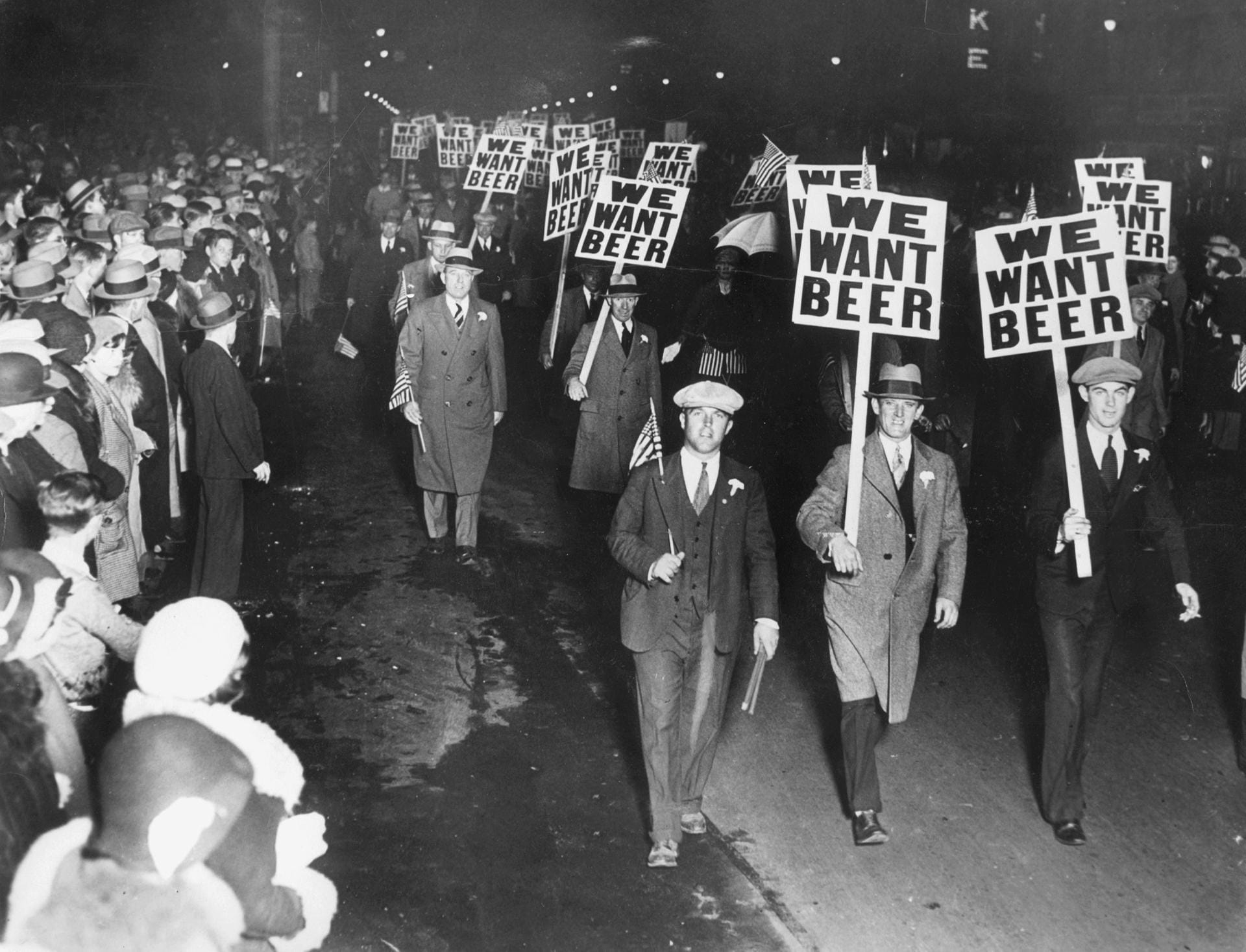 Im Laufe der Jahre wurde die Prohibition immer umstrittener. Vor allem angesichts ihre offensichtlichen Versagens. "Wir wollen Bier", forderten diese Gewerkschafter bei einer Demonstration 1931 in New Jersey. Zwei Jahre später endete das Alkoholverbot dann tatsächlich.