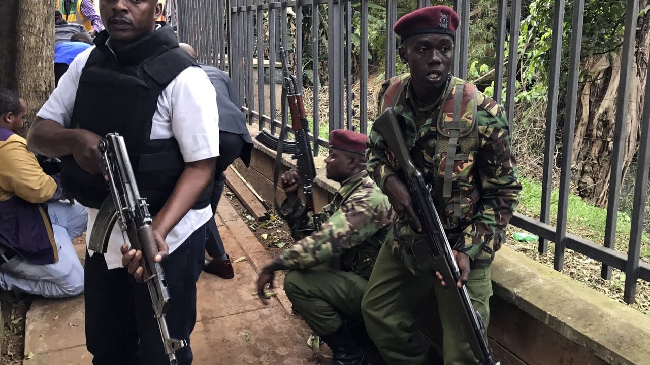 Bewaffnete Sicherheitskräfte vor dem Hotelkomplex in Nairobi.