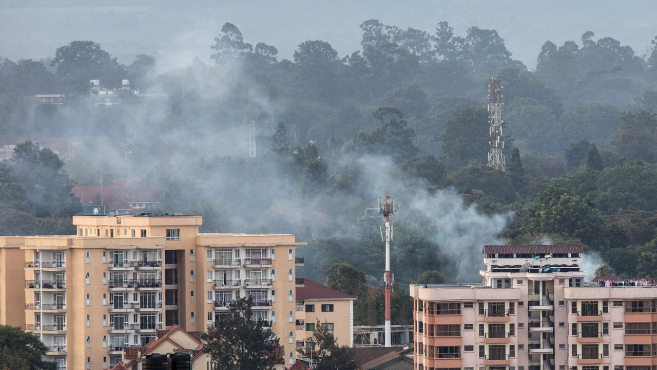 Rauch steigt über dem Hotelkomplex in Nairobi auf.