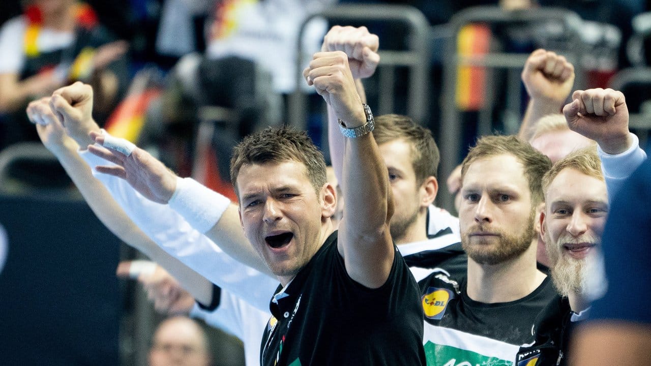 Deutschlands Trainer Christian Prokop jubelt neben seinen Spielern.