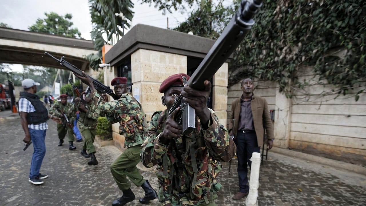 Sicherheitskräfte sind nach dem Terroranschlag auf das Luxushotel in Nairobi im Einsatz.