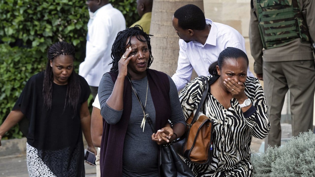 Menschen fliehen aus der Nähe des Luxushotels in Nairobi, das von Islamisten angegriffen worden ist.