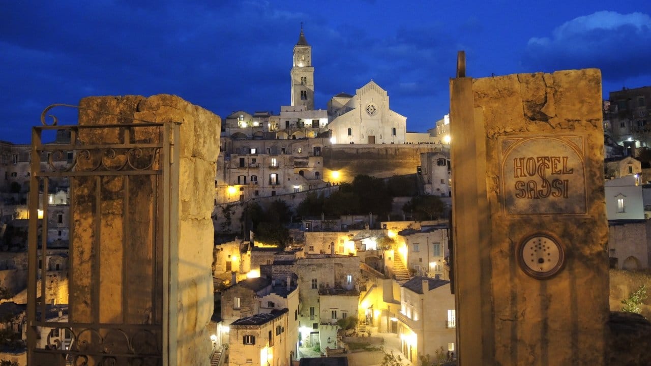 Blick auf die beleuchtete Altstadt von Matera.