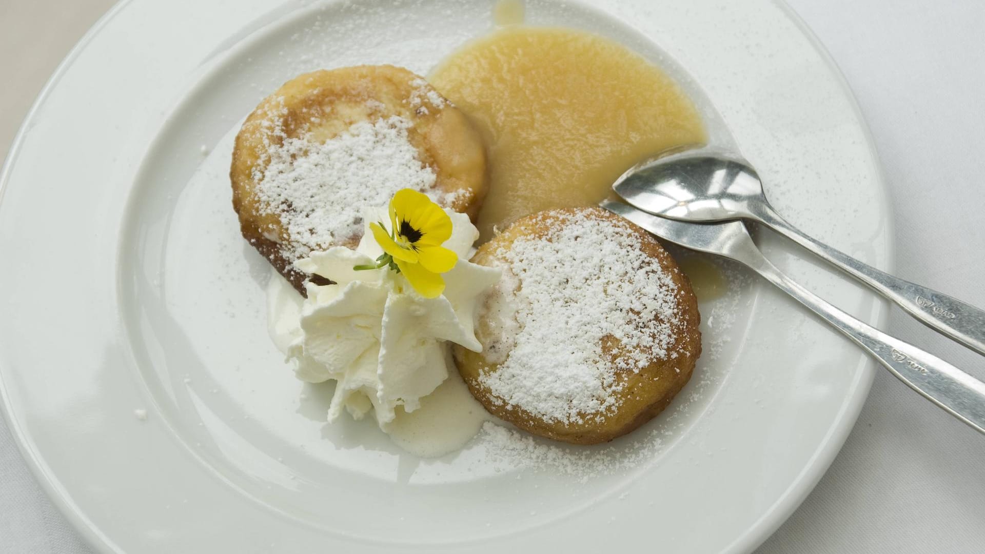 Quarkkeulchen: Eine sächsische Spezialität, die als Haupt- und als Nachspeise gegessen wurde. Quarkkeulchen: Eine sächsische Spezialität, die als Haupt- und als Nachspeise gegessen wurde.