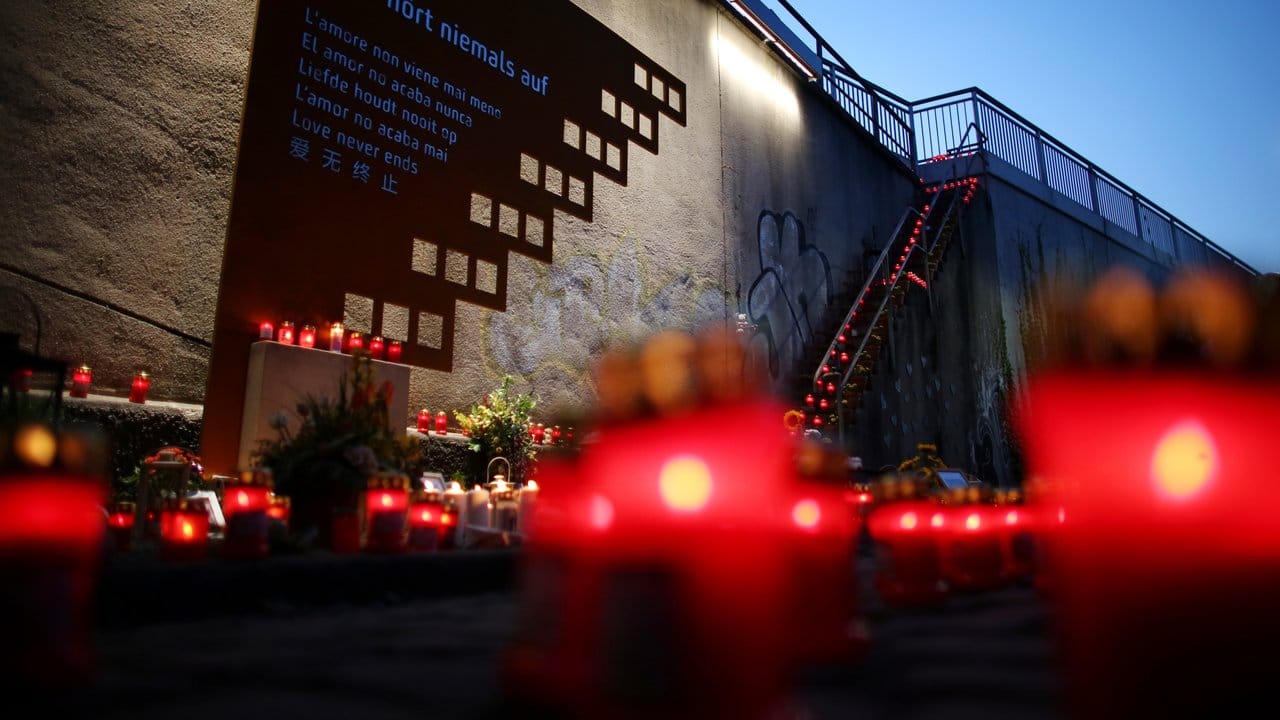 Kerzen brennen an der Unglücksstelle der Loveparade in Duisburg.