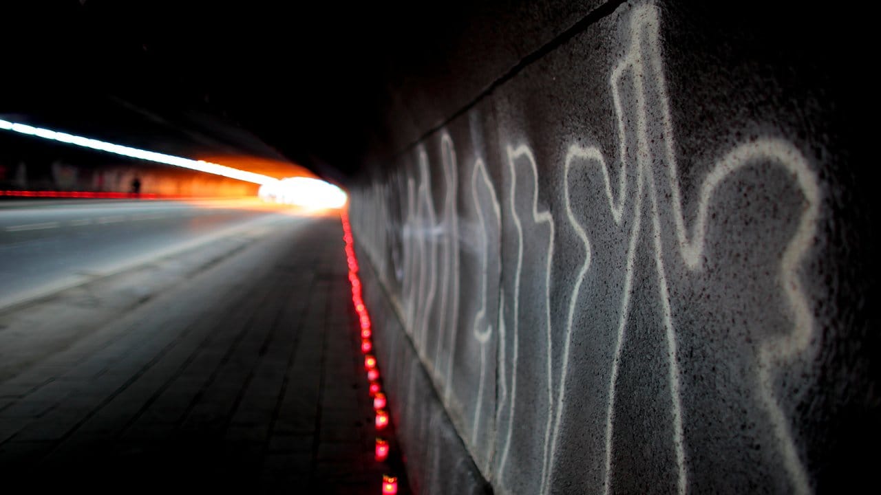Kerzen zum Gedenken an die Opfer im Tunnel zum ehemaligen Loveparade-Gelände in Duisburg.