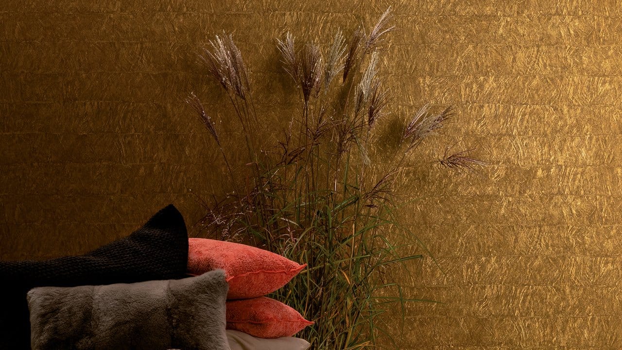 Tapeten in Gold eignen sich auch für ganze Wände, wenn die Farbe dezent und vornehm und nicht hellglänzend und neureich wirkt.