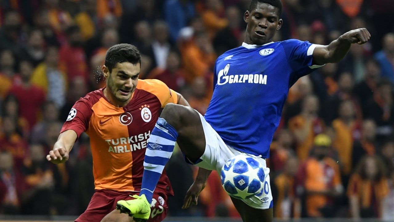 Kabak (l) war für Galatasaray gegen Schalke in der Champions League im Einsatz.