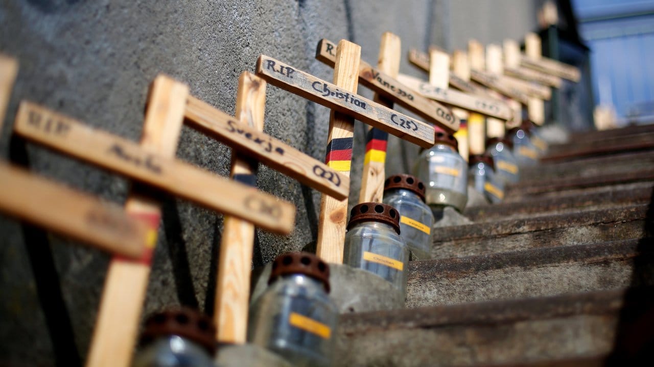 Holzkreuze für die 21 Opfer der Loveparade an einer Treppe der Gedenkstätte für die Loveparade-Opfer.