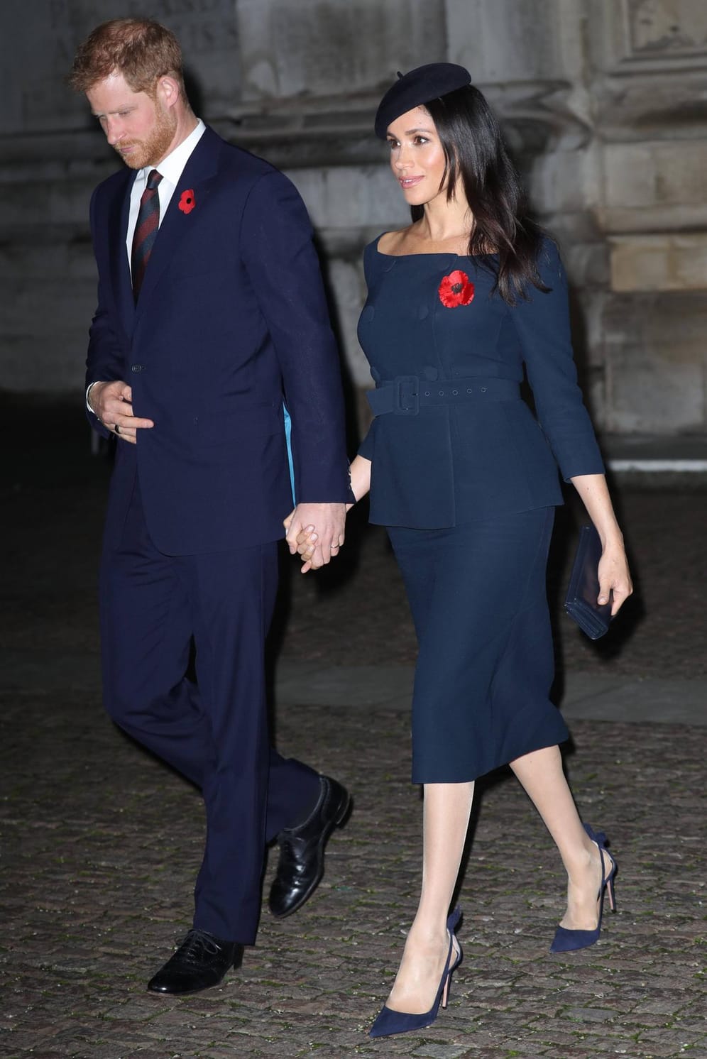 11. November 2018: Gottesdienst in der Westminster Abbey: Herzogin Meghan im dunkelblauen Zweiteiler an der Seite von Prinz Harry. Ihre Taille hat sie durch einen Gürtel betont.