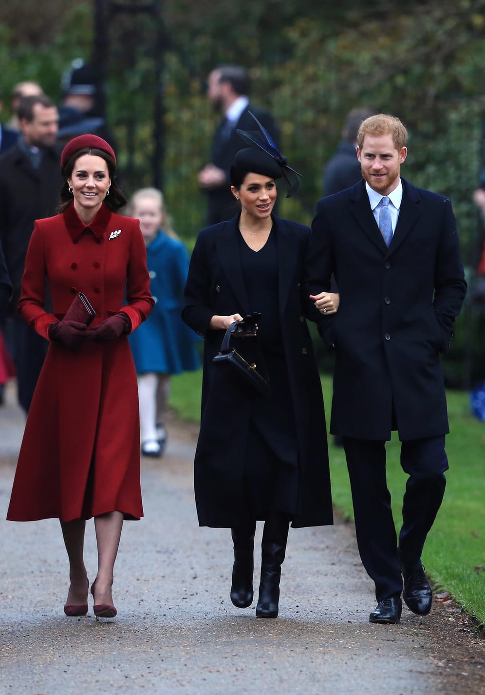 25. Dezember 2018: Mit der Royal Family zum Weihnachtsgottesdienst in Sandringham. Herzogin Meghan hat sich wieder für einen Look komplett in Dunkelblau entschieden.