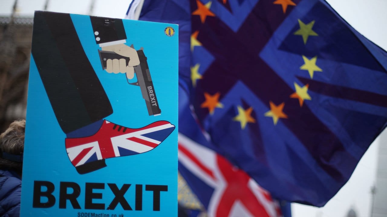 Schuss ins eigene Bein: Brexit-Gegner zeigen vor dem Parlament in Westminster, was sie vom EU-Austritt erwarten.