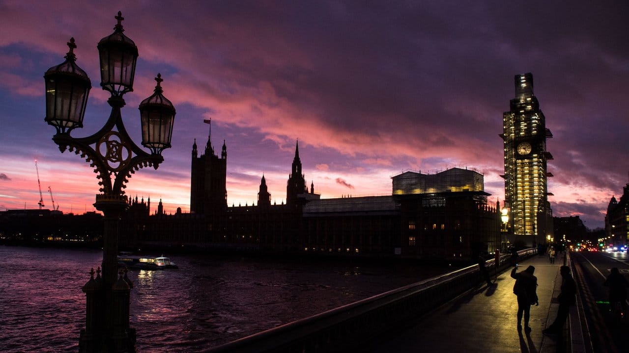 Das britische Parlament im Abendlicht.
