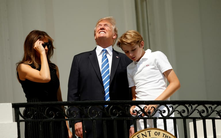 Ein Symbolbild für den Charakter Donald Trumps? Obwohl immer wieder eindringlich davor gewarnt wird, guckt der US-Präsident am 21. August 2017 während einer Sonnenfinsternis demonstrativ in die Sonne. Dafür erntet er viel Spott.