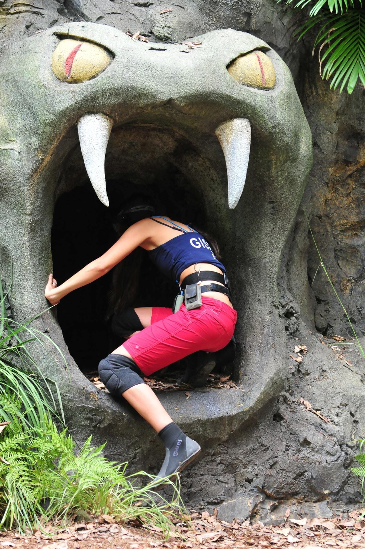 Voller Angst klettert Gisele in die Höhle.