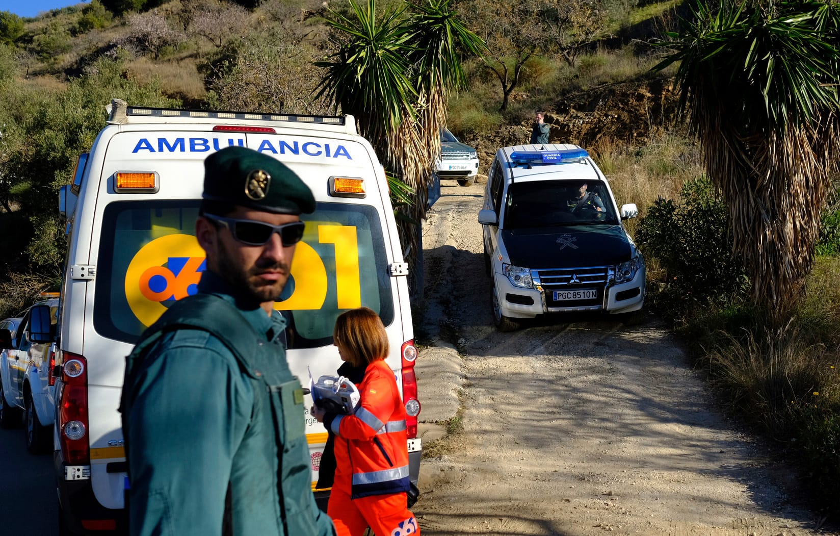 Polizist an der Unglücksstelle im spanischen Totalán: Mehr als 100 Rettungskräfte suchen dort nach dem zweijährigen Julen.