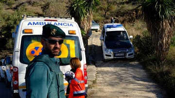 Polizist an der Unglücksstelle im spanischen Totalán: Mehr als 100 Rettungskräfte suchen dort nach dem zweijährigen Julen.