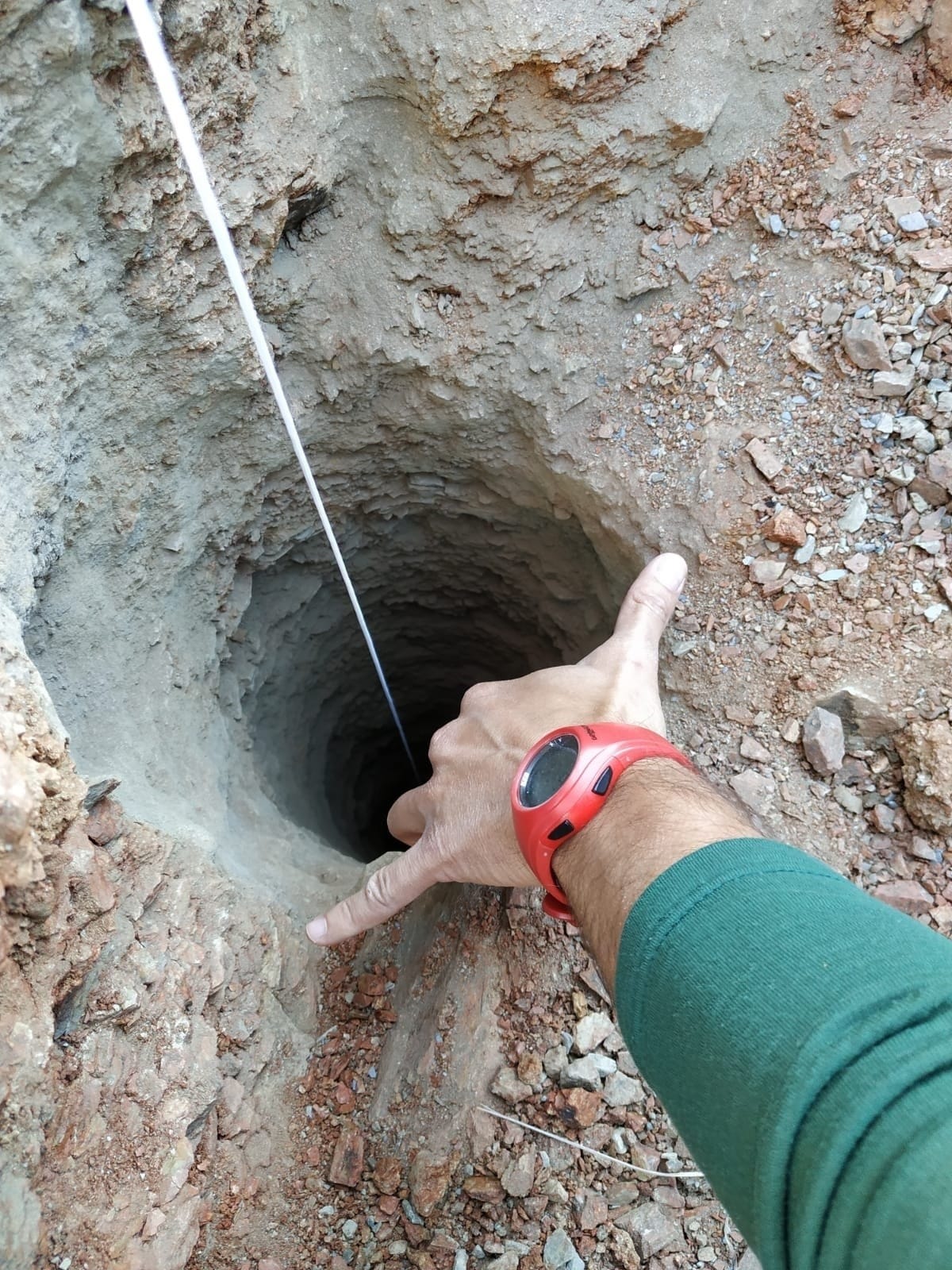 Das Loch ist etwa 110 Meter tief, aber nur bis zu 30 Zentimeter breit.