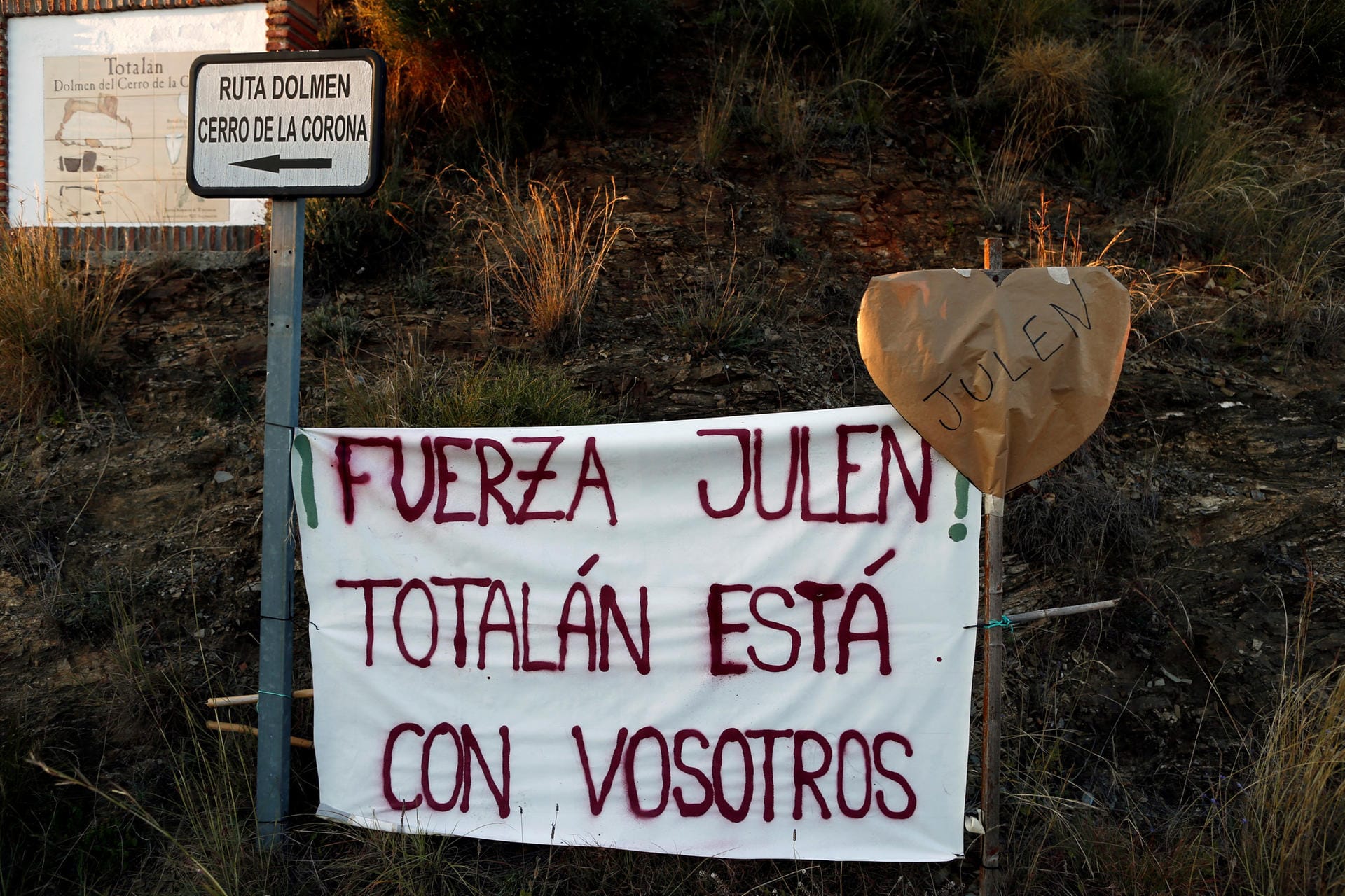 Der kleine Ort Totalán bangt mit den Eltern von Julen: "Halte durch, Julen!", steht auf dem Plakat. "Totalán steht euch bei".