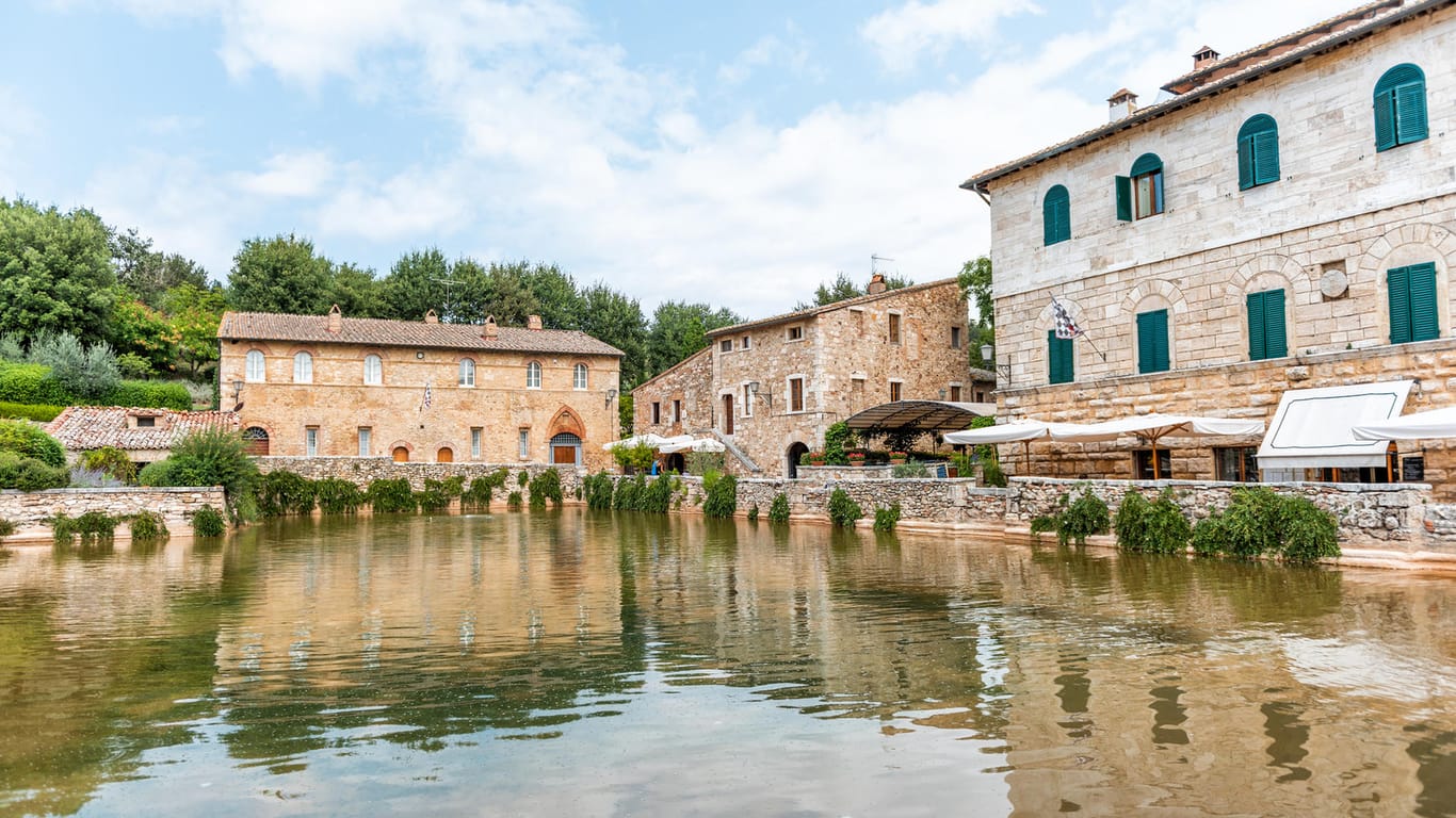 Bagno Vignoni: Im Zentrum des Dorfes befindet sich das Becken mit dem warmen Thermalwasser.