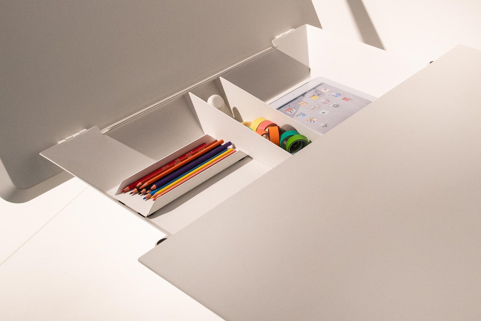 Tisch mit Stauraum: Auch kleine Schreibtische bieten Platz unter ihrer hochklappbaren Platte, wie dieses Modell von Müller Small Living.