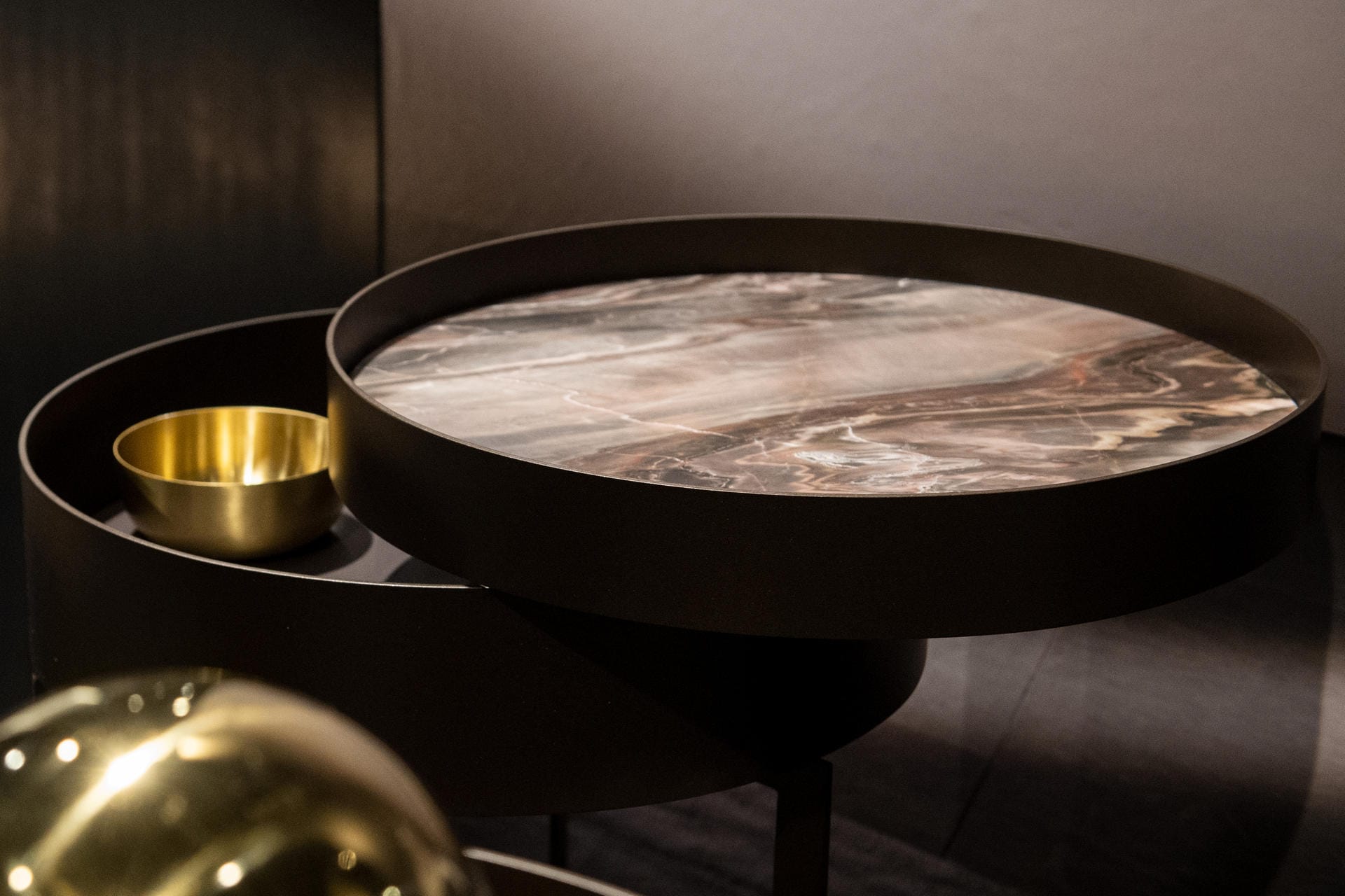 Kleiner Tisch: Der Nachttisch von Draenert hat eine zur Seite drehbare Platte mit einem versteckten Ablagefach.