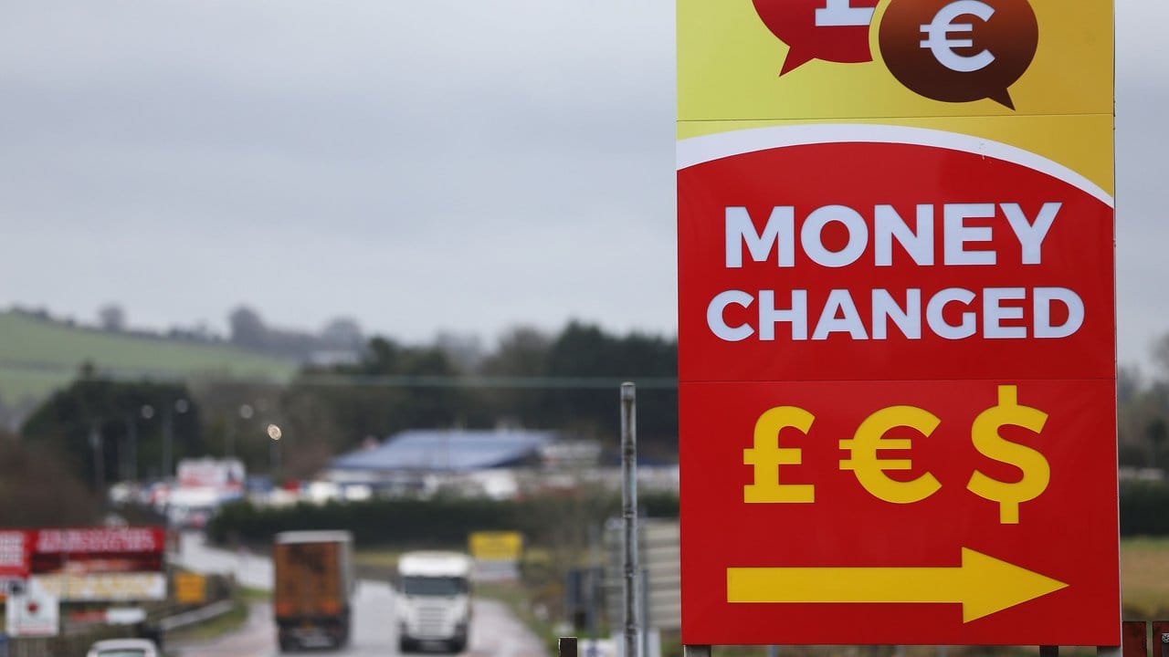 Werbetafel einer Wechselstube zum Tausch von Pfund und Euro an der Grenze zwischen der Republik Irland und der britischen Region Nordirland.