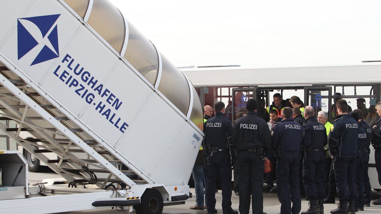 Polizisten überwachen eine Abschiebung auf dem Flughafen Leipzig-Halle.