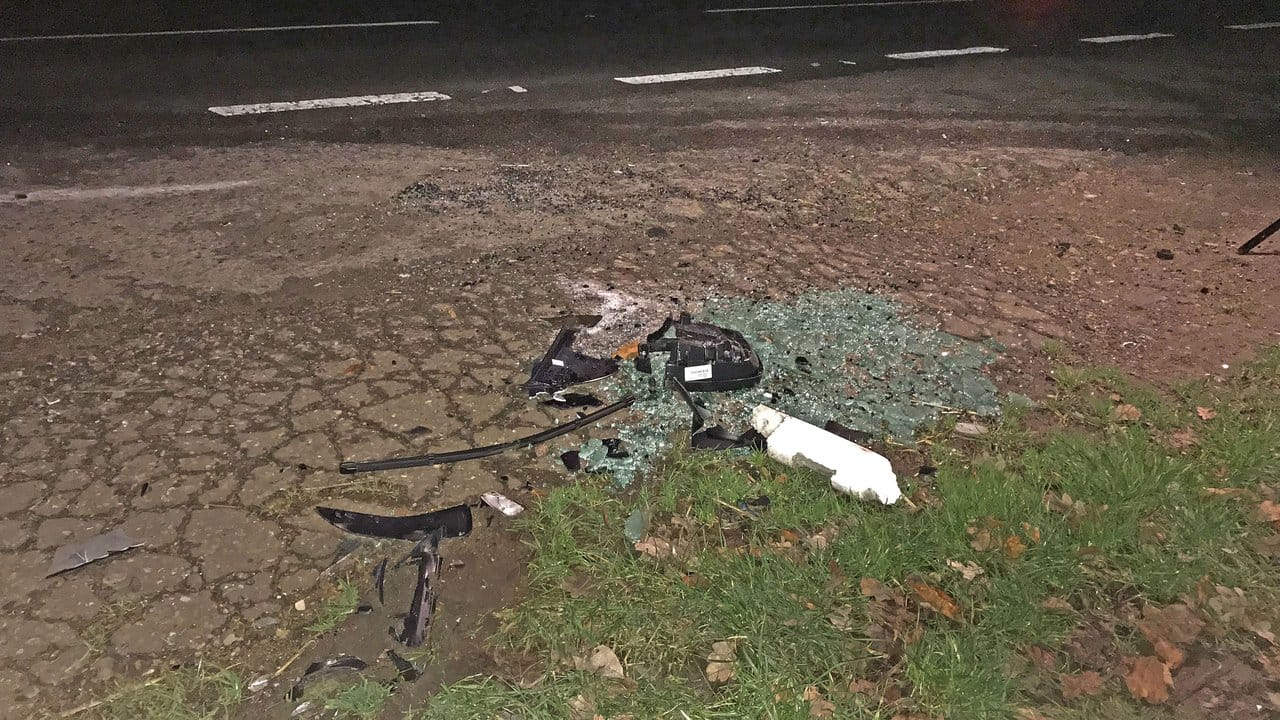 Scherben am Unfallort. Scherben am Unfallort.
