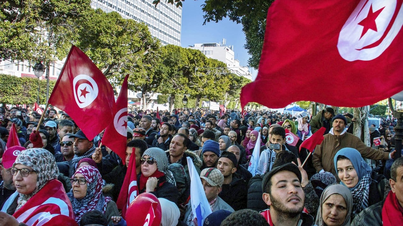 Demonstranten gehen zum Jahrestag der tunesischen Revolution auf die Straßen, um gegen gestiegene Preise und ein neues Finanzgesetz der Regierung zu protestieren.